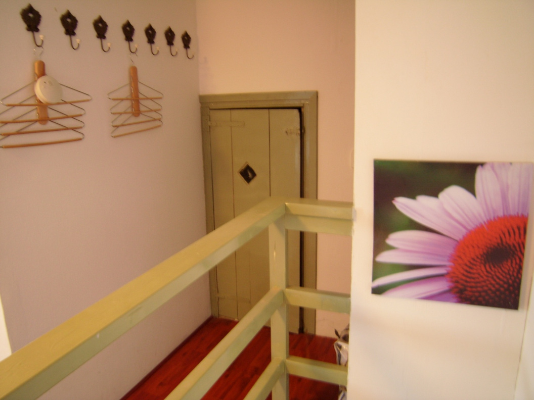 Het 'wat zit daar achter deurtje' van slaapkamer 3 (ca. 25m2, eigen opgang en badkamer, B&B?)