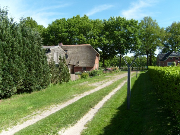 achterzijde met pad naar wandelbos/ruiterroute