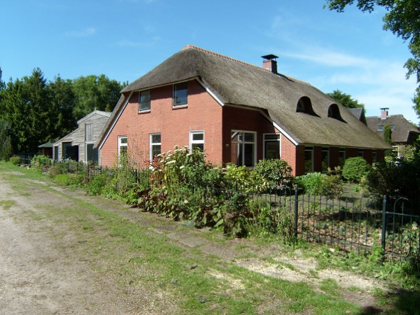 zijkant met oprit/pad
