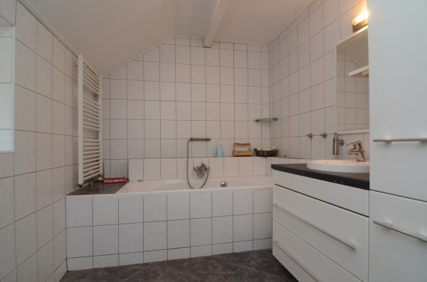 1e badkamer met 2-persoons whirlpool en 2e toilet